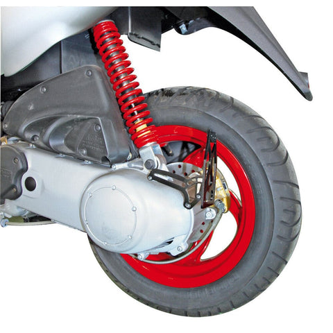 Sānu numura zīmes stiprinājums LAMPA motorolleriem ar Piaggio dzinēju LAMPA MOTOVEIKALS 21