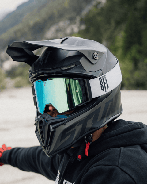 Motokrosa ķivere SFT Flatout Blackedition melna STUNT FREAKS TEAM MOTOVEIKALS 21